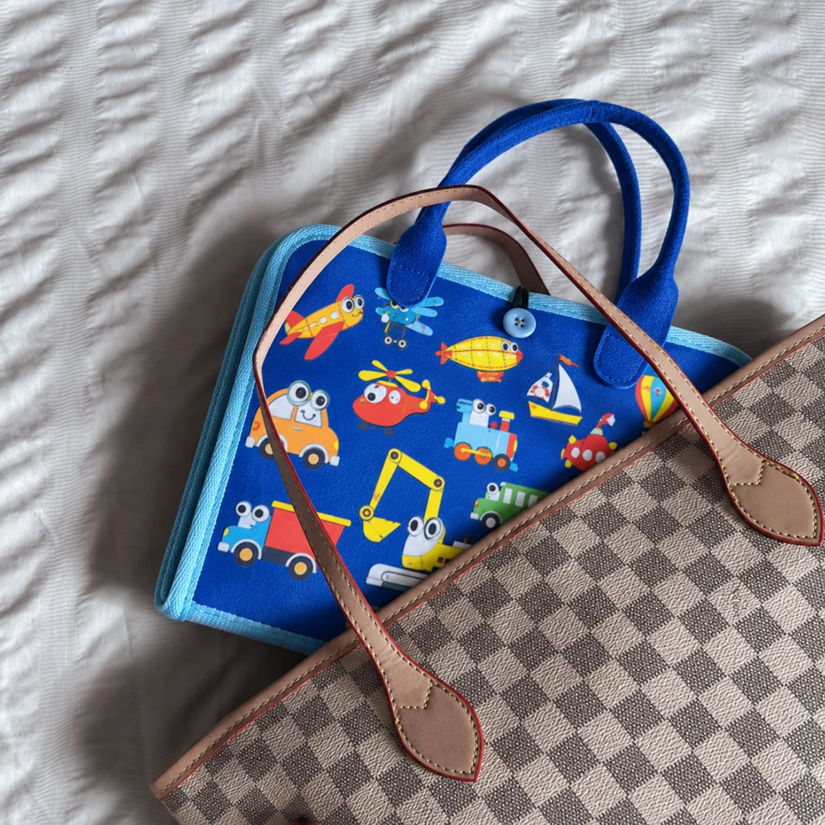 Maletín azul Zyvarn cerrado dentro de una bolsa.