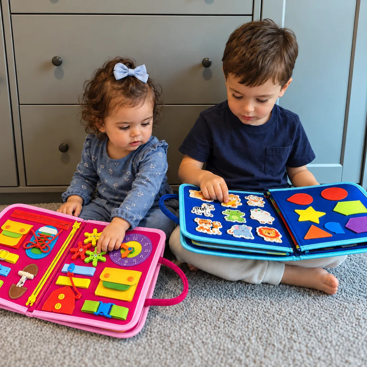 Niña jugando con el maletín rosa y niño jugando con el maletín azul de Zyvarn.