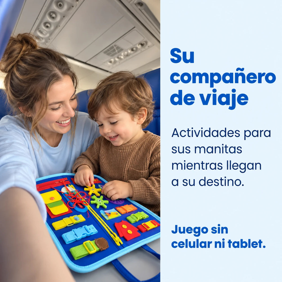 Mamá y peque jugando con el maletín azul durante un viaje en avión.