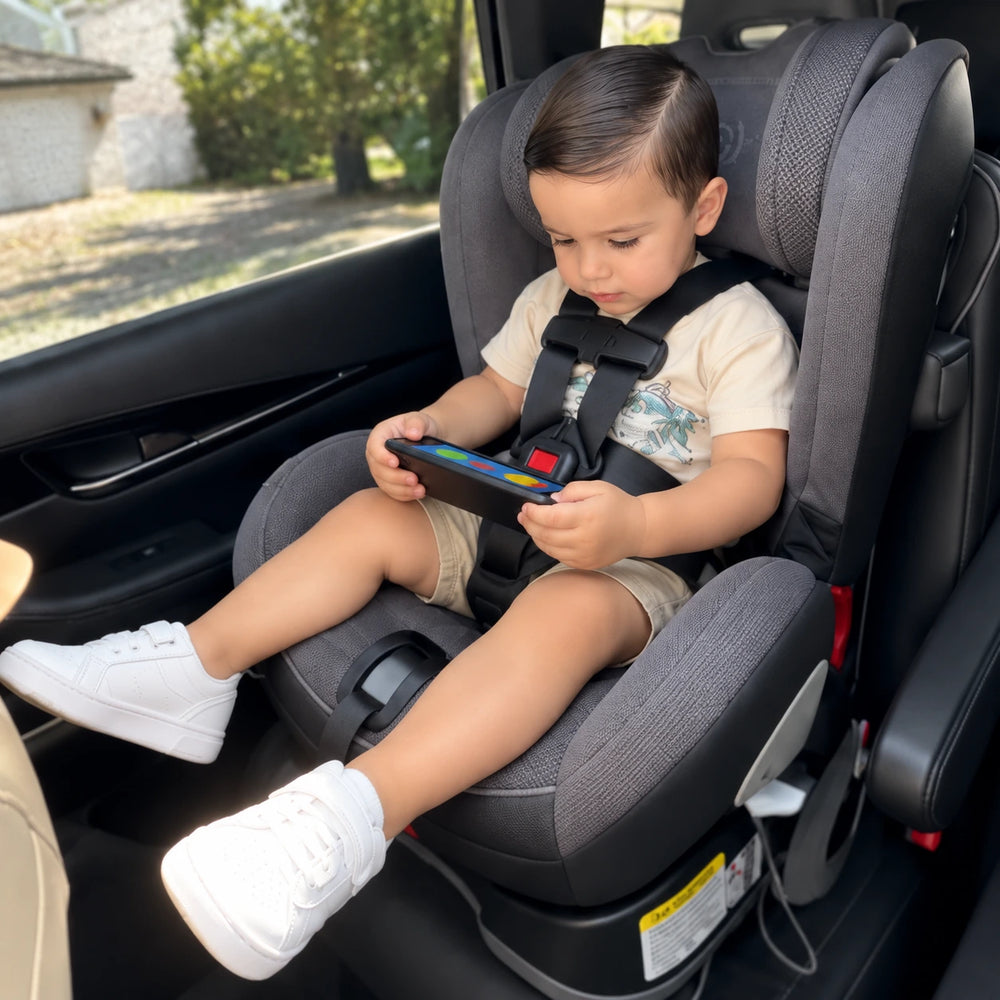 Peque en su sillita del carro usando un celular.